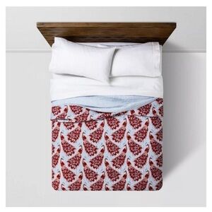 Opalhouse Medallion Stitch Quilt Twin/XL Twin Peacock - Blue and Red - NWT